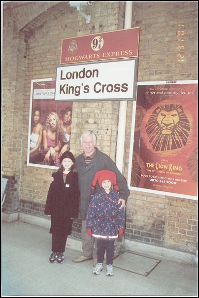 Harry Potter fans with Harry at Kings Cross station,platform 9 3/4